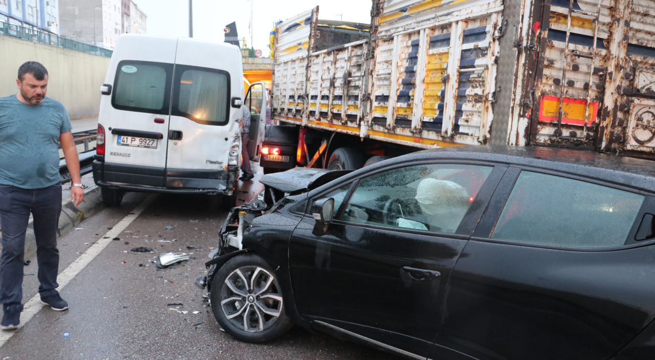 17 araç birbirine girdi! 4 kişi yaralandı